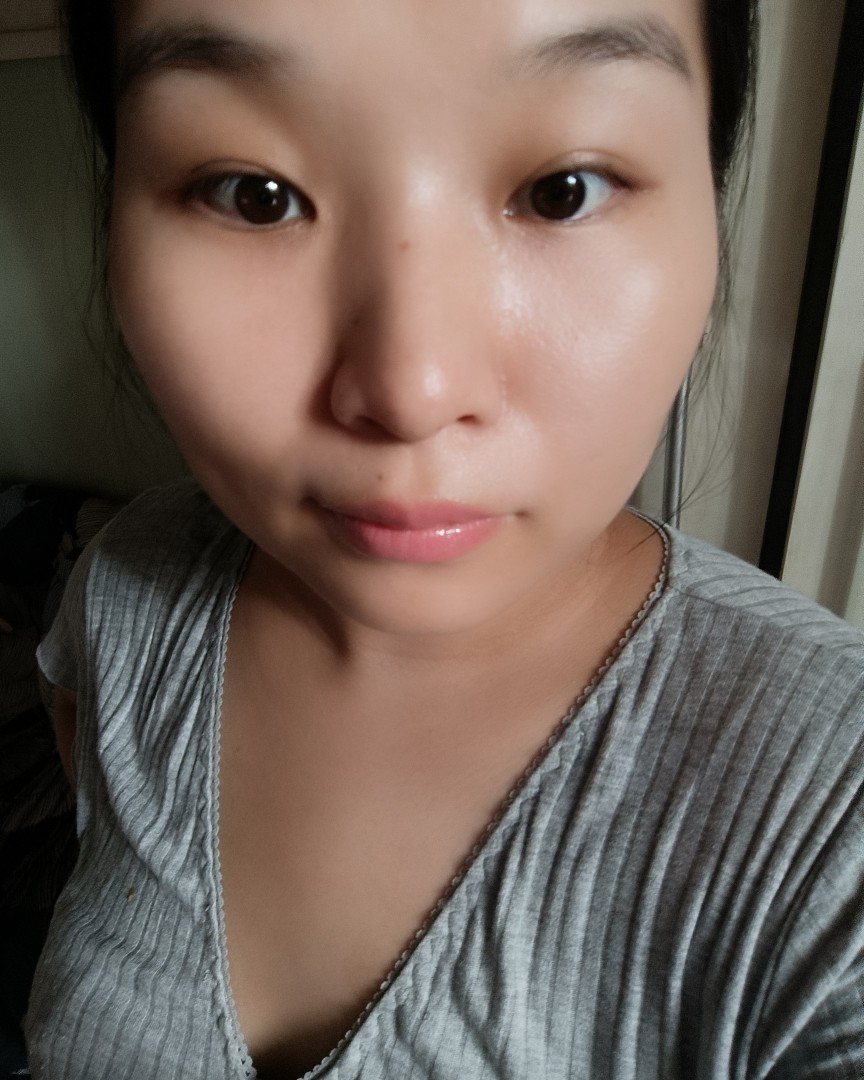 最近hourglass的固体唇蜜很火🔥是吧，但是其实它并不