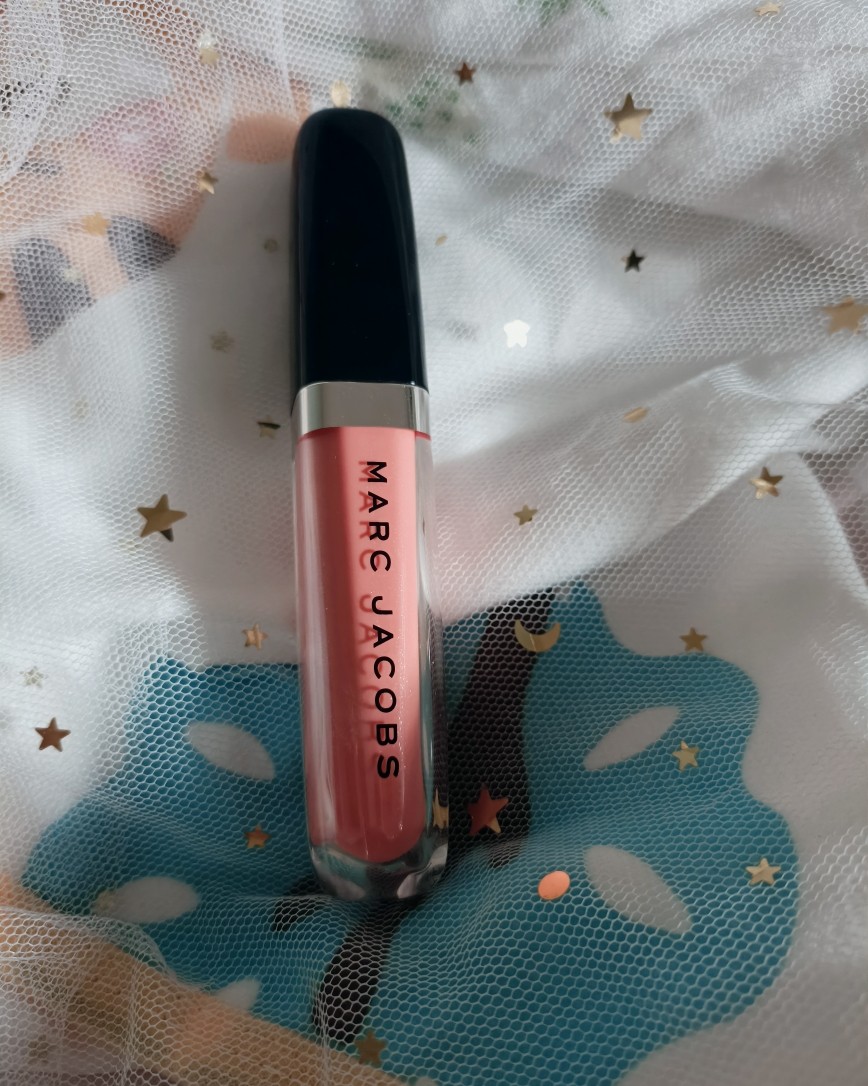 最近hourglass的固体唇蜜很火🔥是吧，但是其实它并不