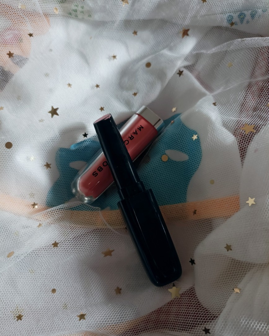 最近hourglass的固体唇蜜很火🔥是吧，但是其实它并不