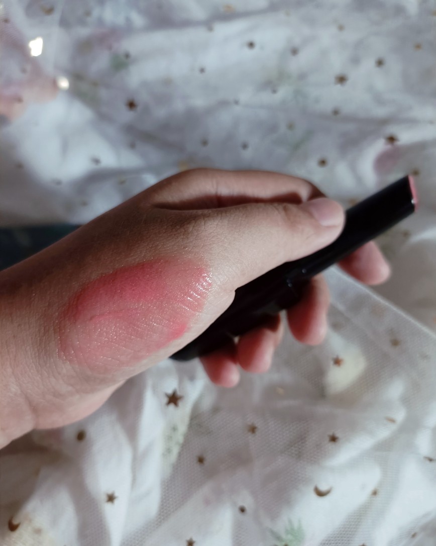 最近hourglass的固体唇蜜很火🔥是吧，但是其实它并不