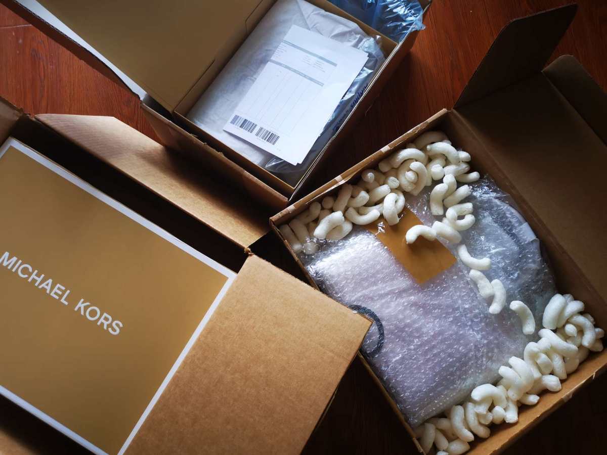 今天来正式开箱最近收到的几个包包了 🐷🐷购买途径：MK官