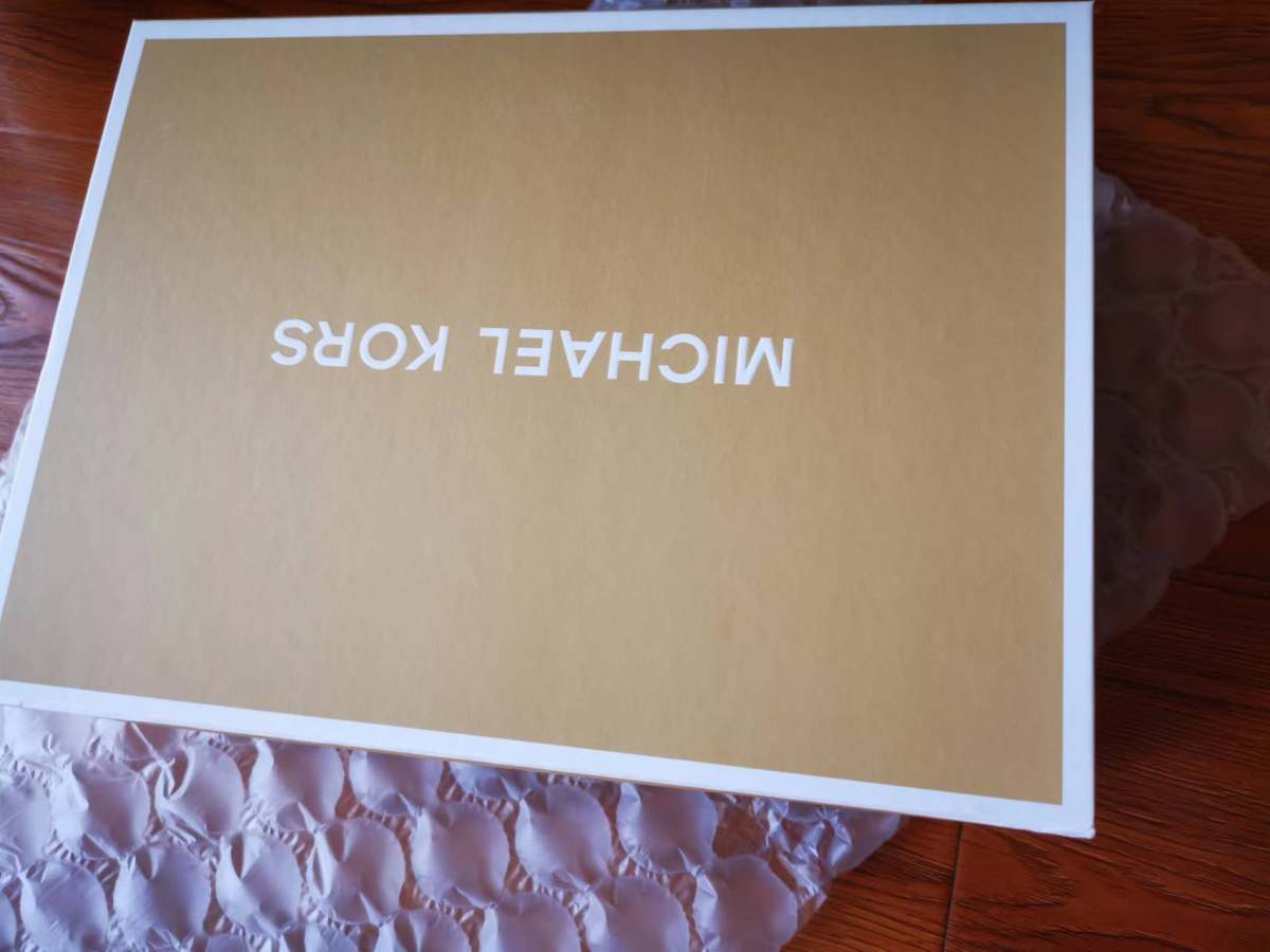 今天来正式开箱最近收到的几个包包了 🐷🐷购买途径：MK官