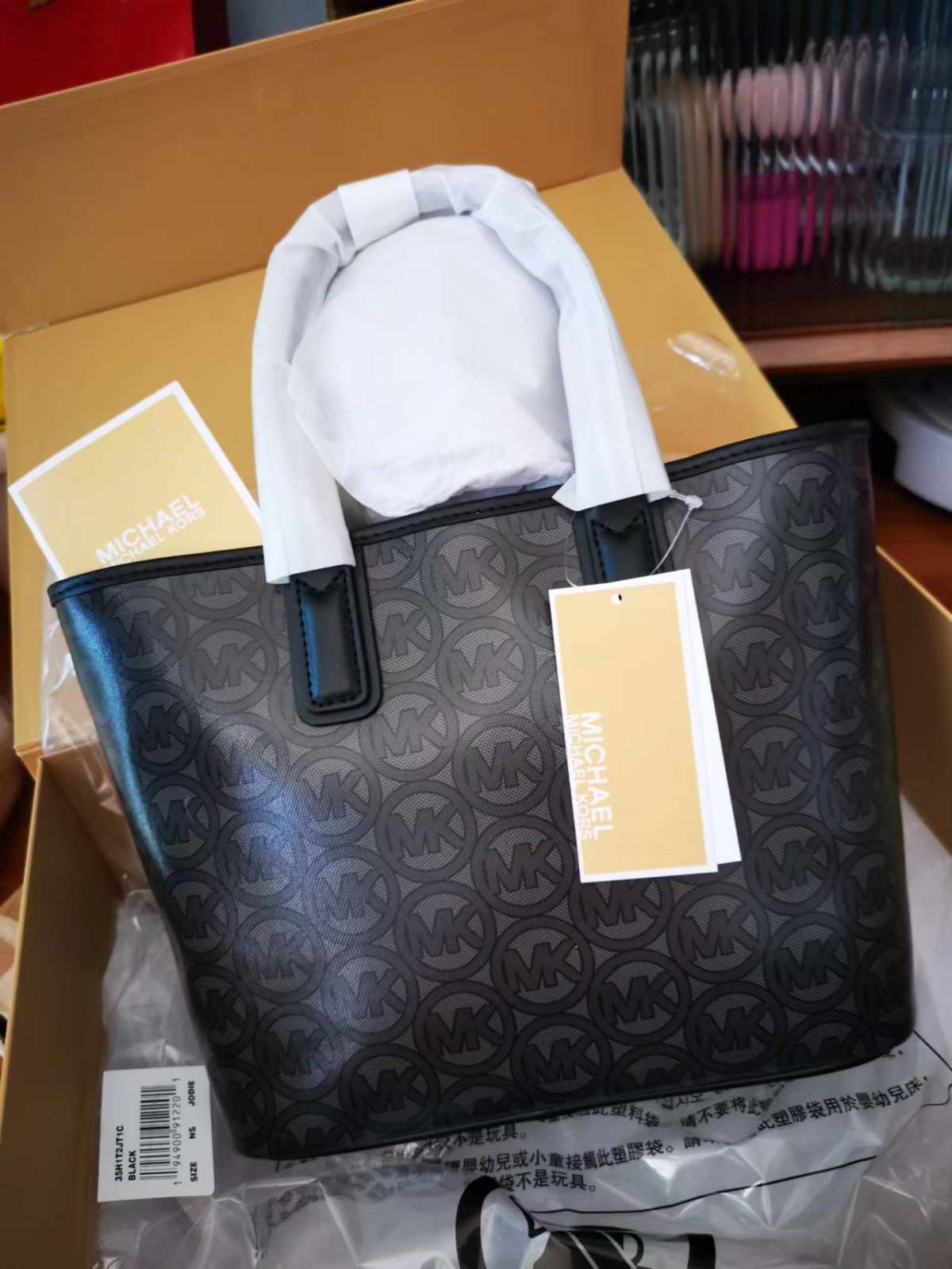 今天来正式开箱最近收到的几个包包了 🐷🐷购买途径：MK官