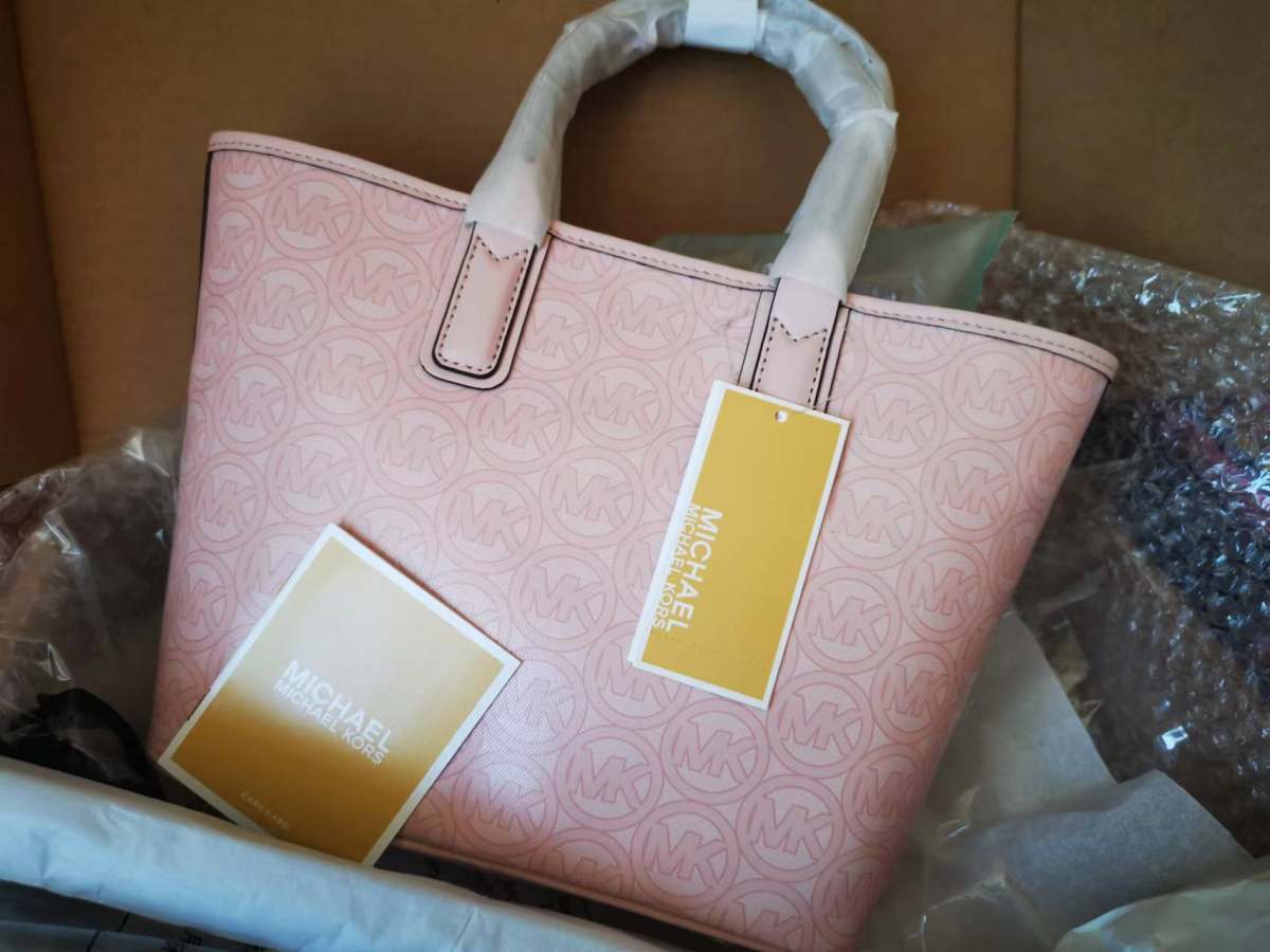 今天来正式开箱最近收到的几个包包了 🐷🐷购买途径：MK官