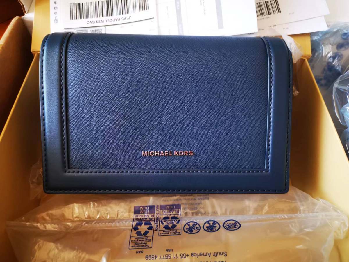 今天来正式开箱最近收到的几个包包了 🐷🐷购买途径：MK官