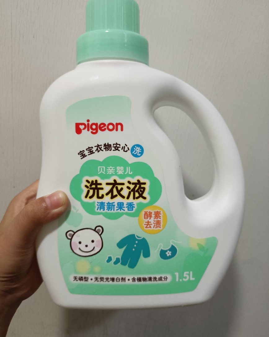 小朋友的洗护应该跟大人的分开，从洗衣服到洗澡都应该严格分开呢