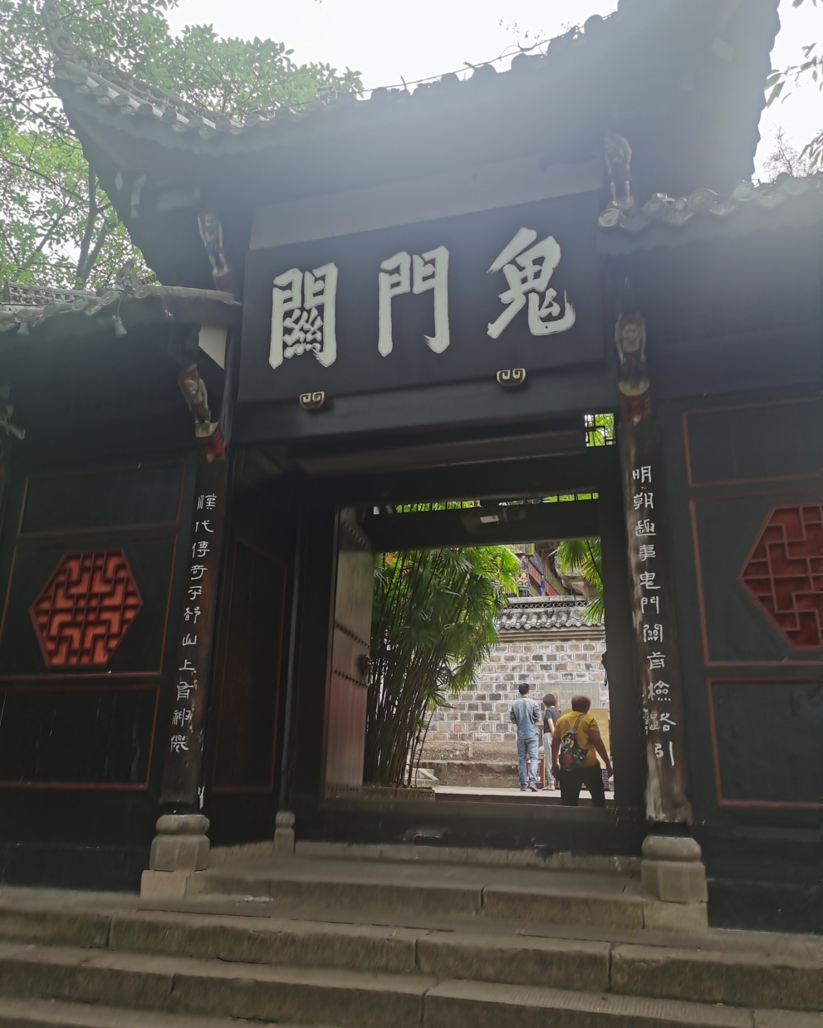 10.4日下午到了丰都城，现在已经改成丰都名山了，在江边风景