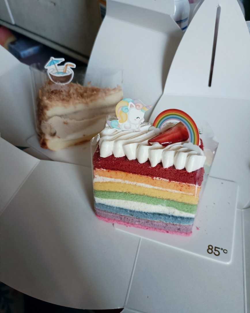 昨天在瑜伽馆附近85度C买了两个小蛋糕🧁，想着运动完还是不