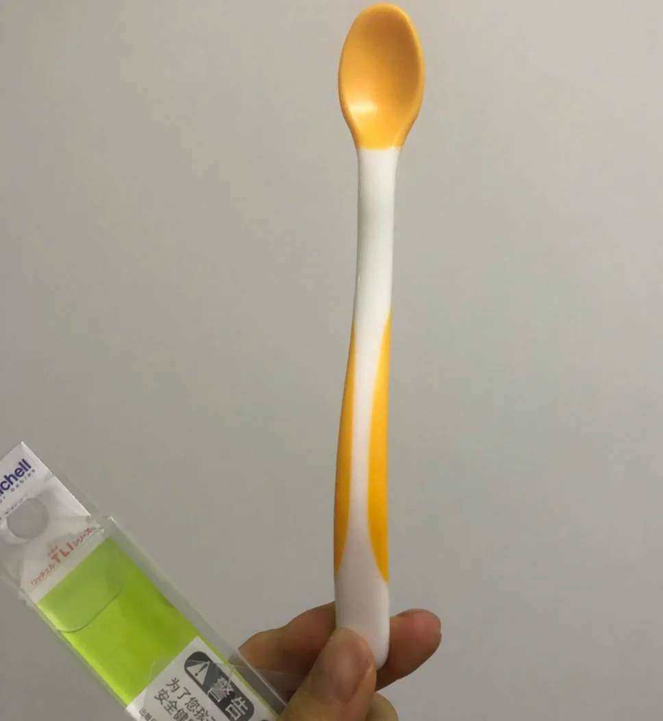 宝宝如果体重超过出生后的两倍或者看到爸爸妈妈吃饭已经开始有反
