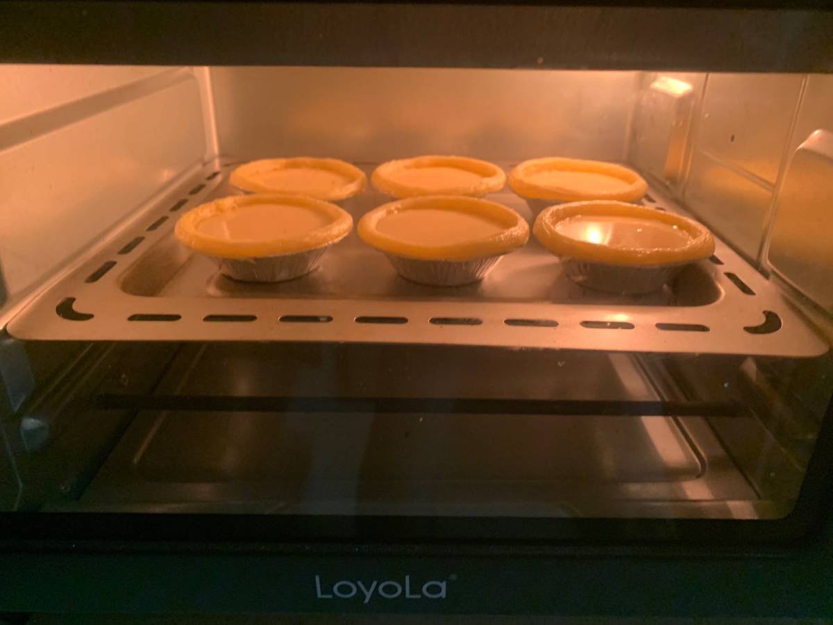 今天在家做了蛋挞！之前买了很多蛋挞皮一直放在冰箱没有做，今天