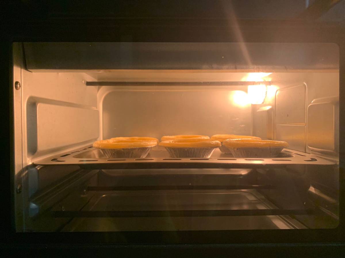 今天在家做了蛋挞！之前买了很多蛋挞皮一直放在冰箱没有做，今天