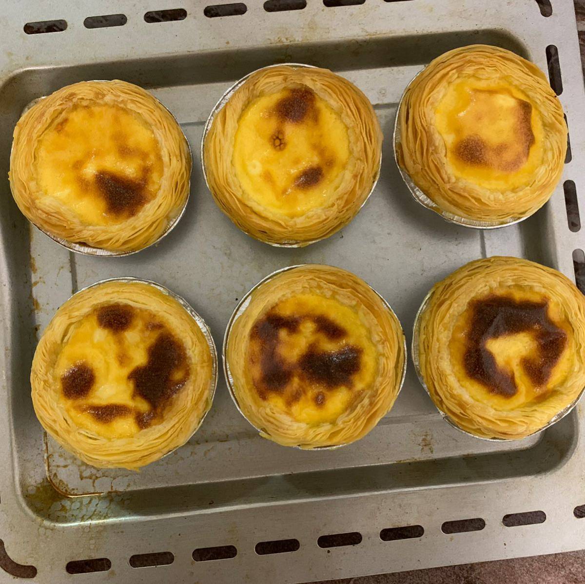 今天在家做了蛋挞！之前买了很多蛋挞皮一直放在冰箱没有做，今天