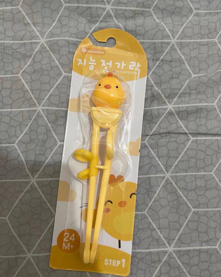 我觉得中国人对筷子的拿法还是比较讲究的，使用时只动筷子上侧，