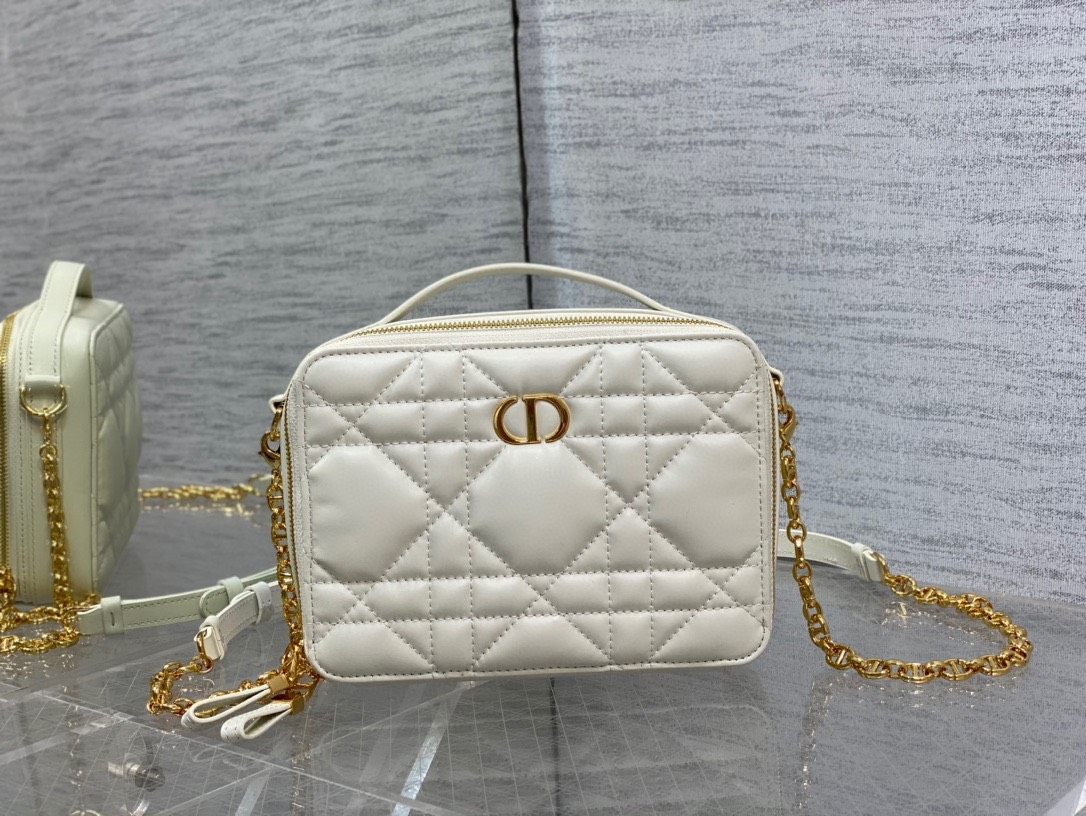 Dior 秋冬最新相机包，经典的菱形格，手感极好的小牛皮，颜