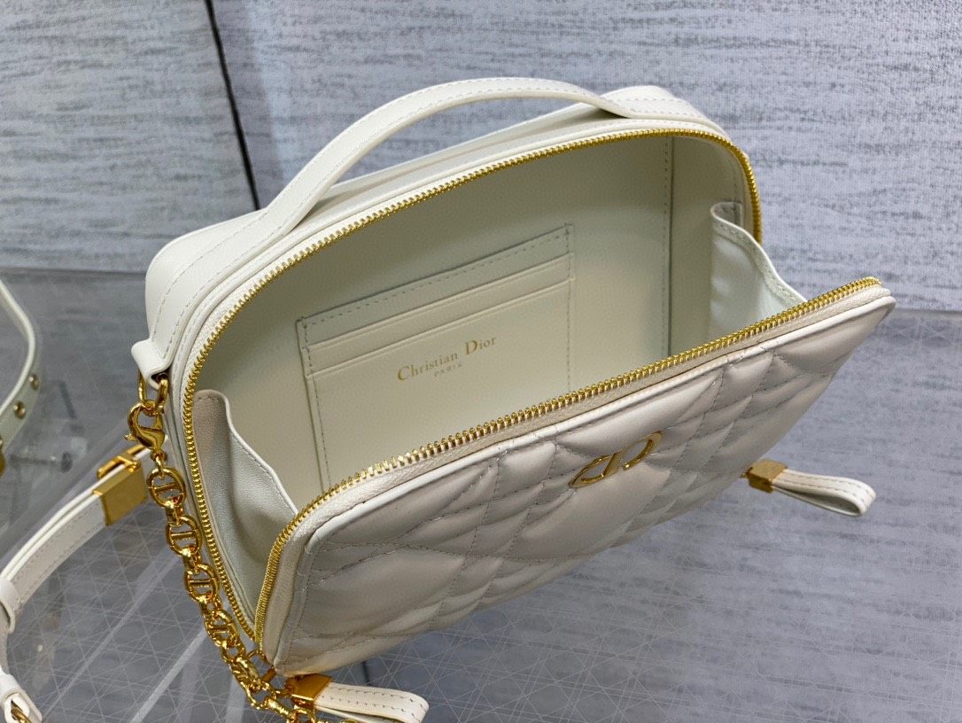 Dior 秋冬最新相机包，经典的菱形格，手感极好的小牛皮，颜