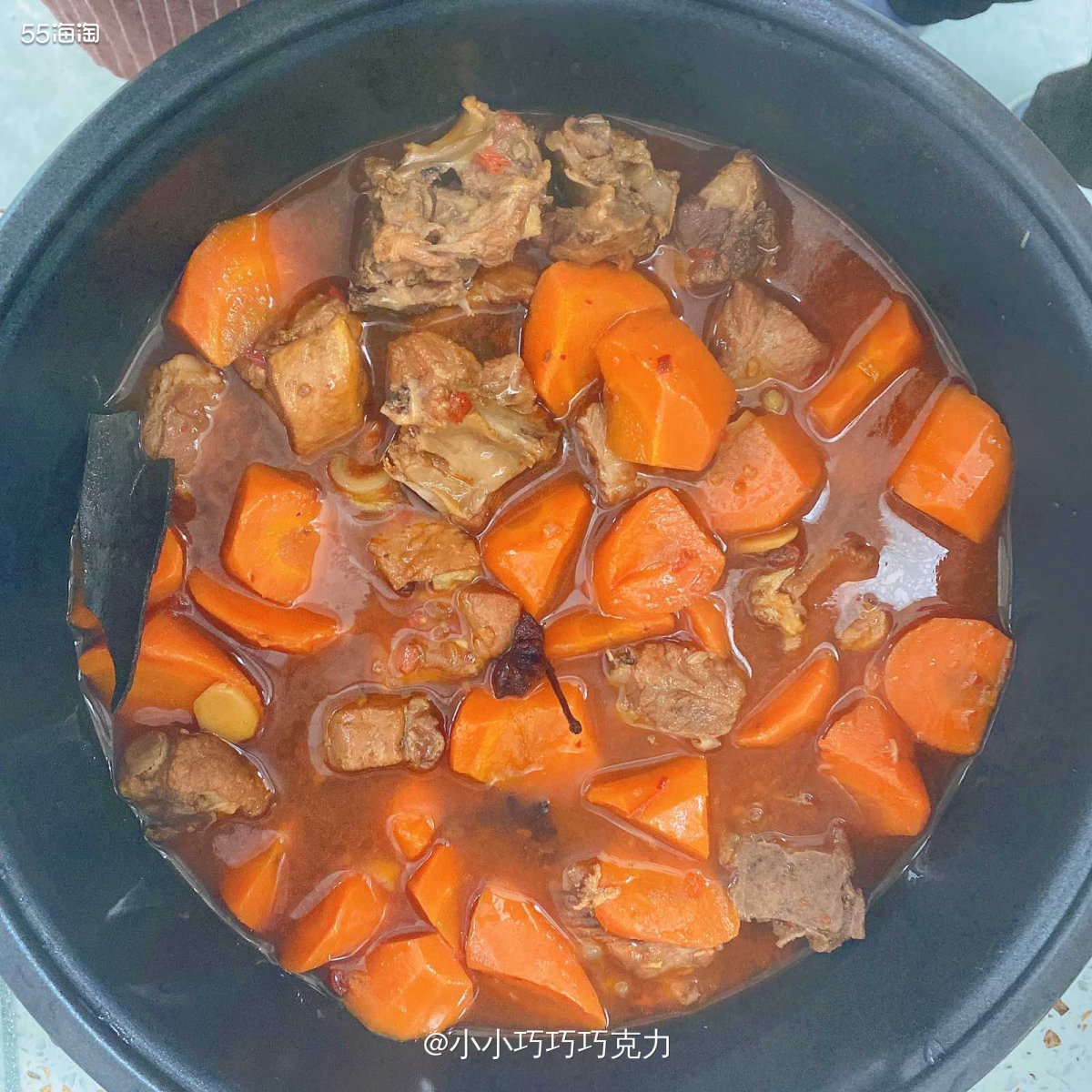 今天的午餐做的是排骨炖胡萝卜，然后火锅里涮了一点新鲜的菠菜 