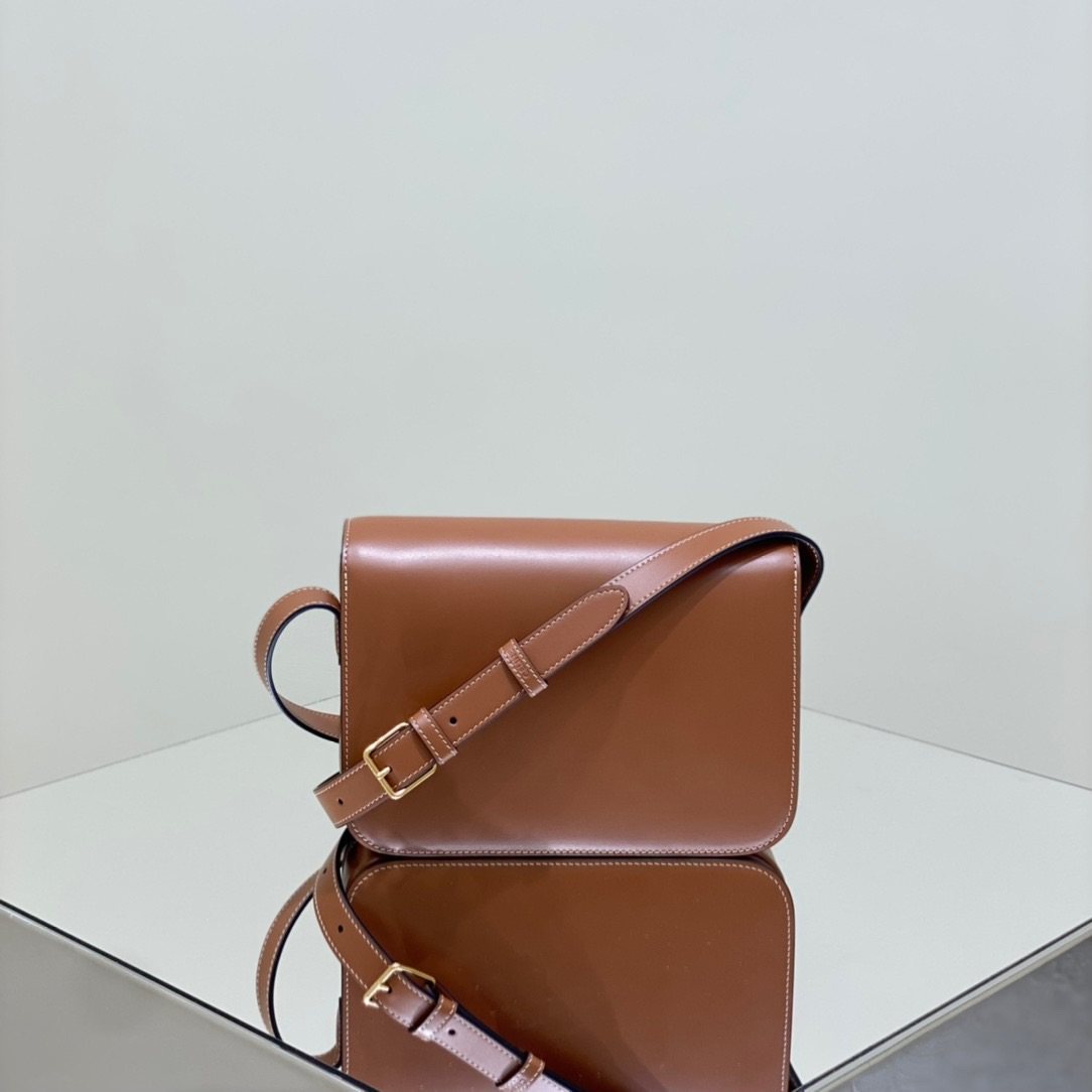 Celine新一季的浮雕新款box，有没有刻在你的心上❓So