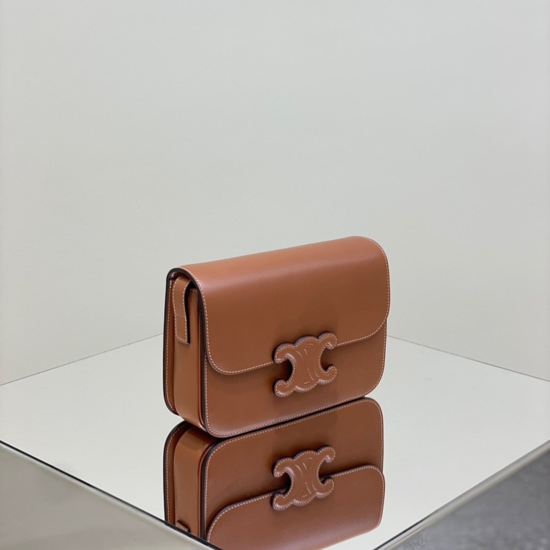 Celine新一季的浮雕新款box，有没有刻在你的心上❓So