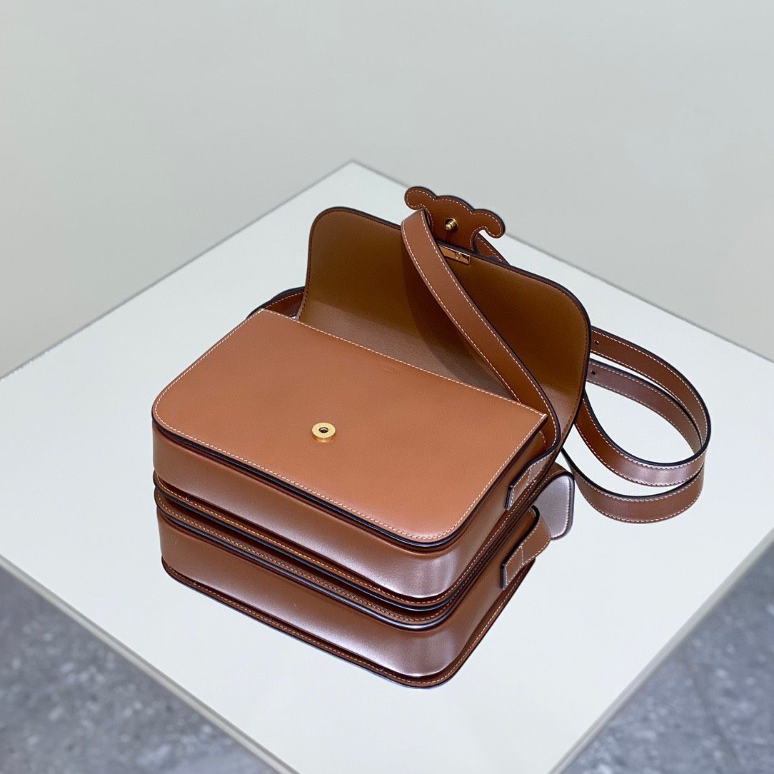 Celine新一季的浮雕新款box，有没有刻在你的心上❓So