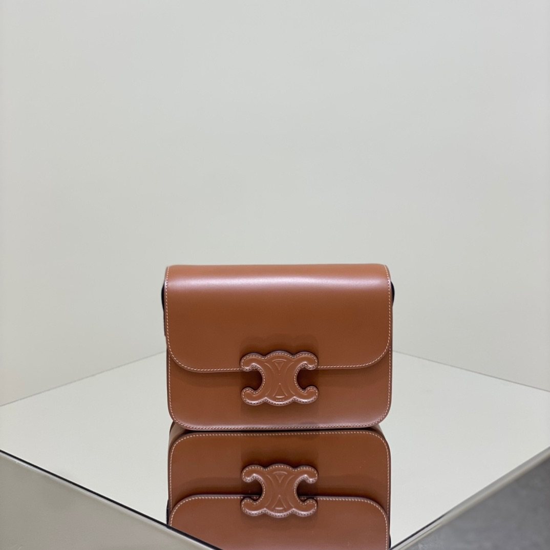 Celine新一季的浮雕新款box，有没有刻在你的心上❓So