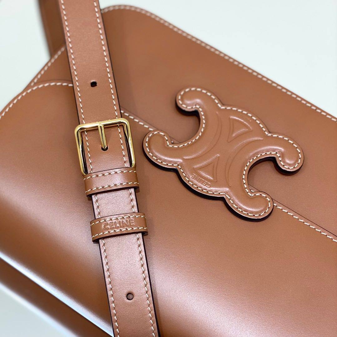 Celine新一季的浮雕新款box，有没有刻在你的心上❓So