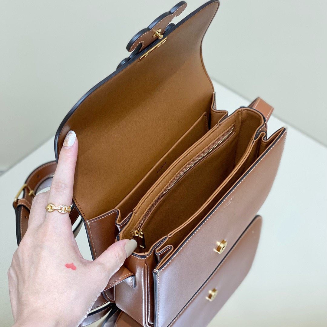 Celine新一季的浮雕新款box，有没有刻在你的心上❓So