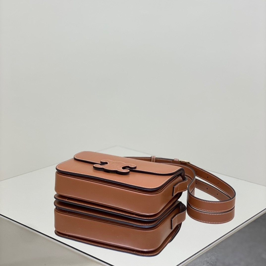 Celine新一季的浮雕新款box，有没有刻在你的心上❓So