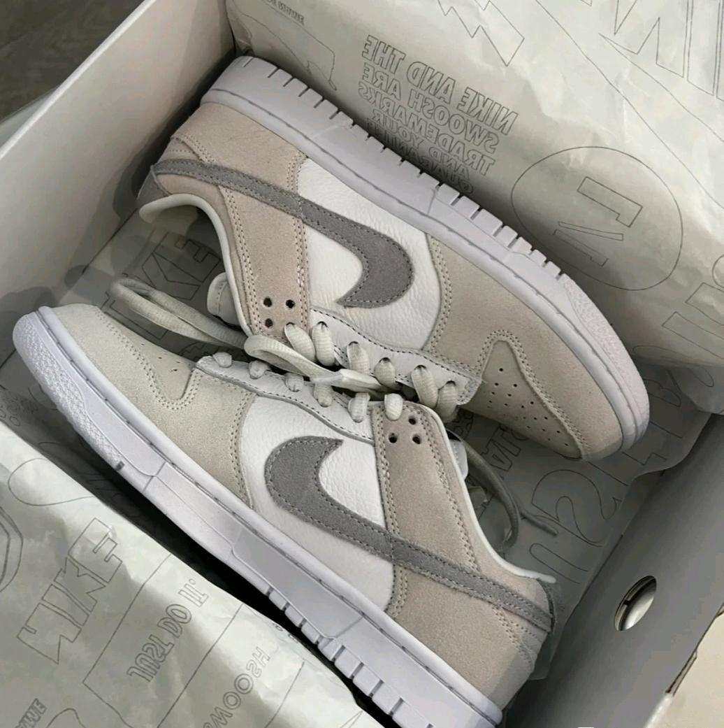 👟这款奶灰dunk质感很好，鞋子整体配色显得很干净的样子，