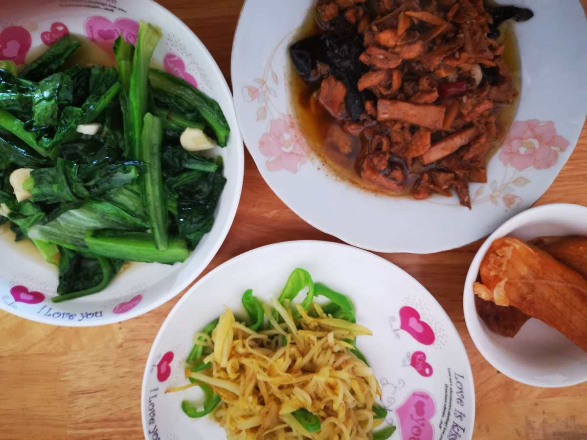 最近在家吃饭，这个鸡肉特别好吃啊，是麻麻做的，分享做法给大家