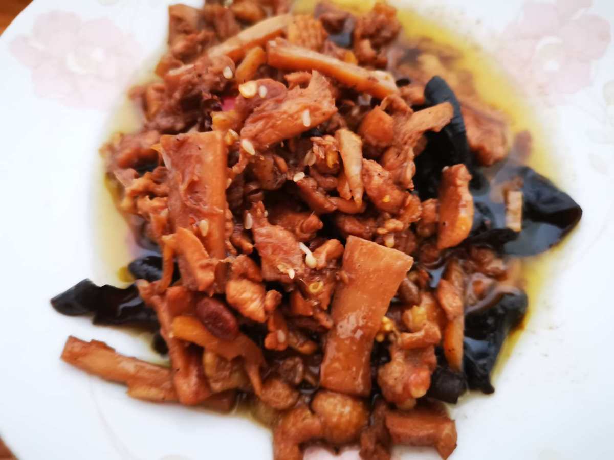 最近在家吃饭，这个鸡肉特别好吃啊，是麻麻做的，分享做法给大家