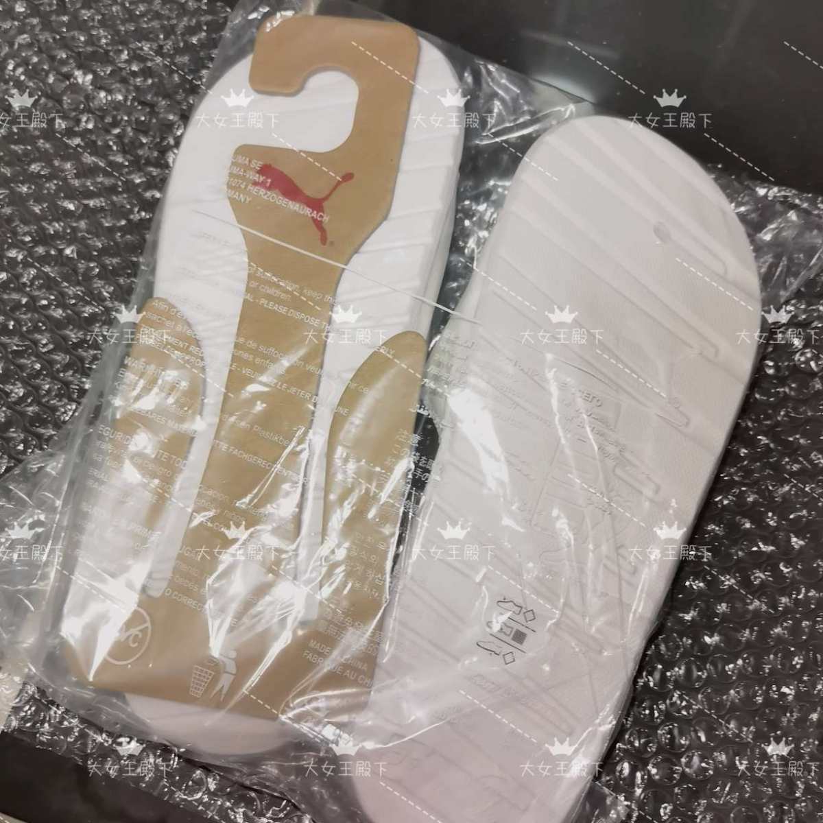 puma这双拖鞋，看起来有点像洗澡的 不过挺舒服的，鞋底挺软