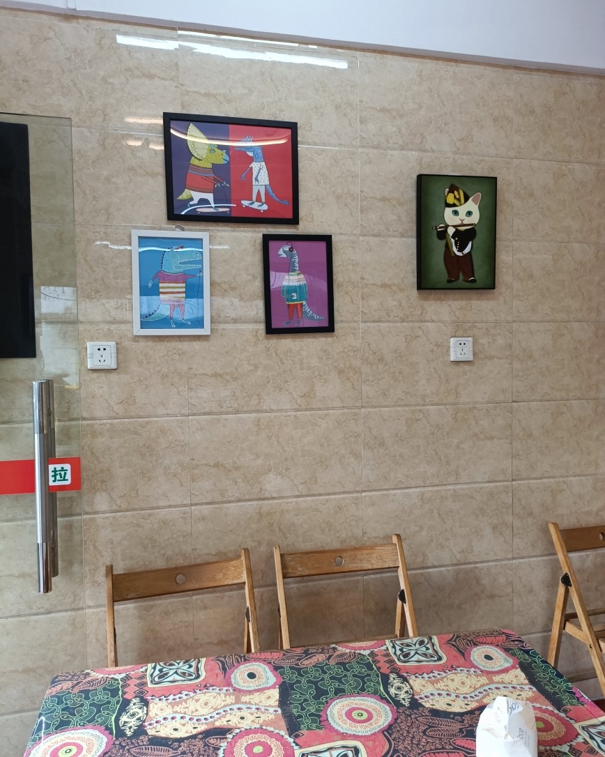 我家对面有家黄焖鸡店铺变成了一个私房甜品店，我是做核酸的时候