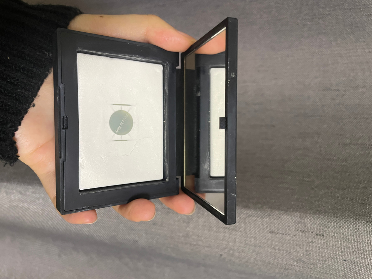 Nars 大白饼真的是我用的最久，最喜欢用的一块粉饼了。入手