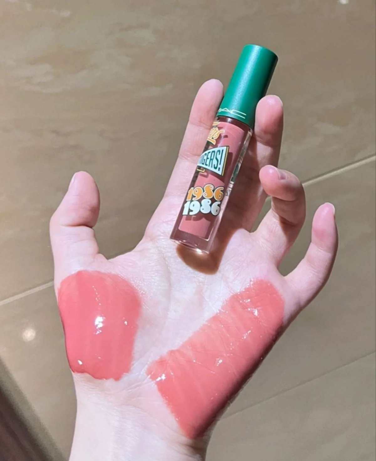 mac怪物联名的唇釉，这个联名的色号叫errie el 很温