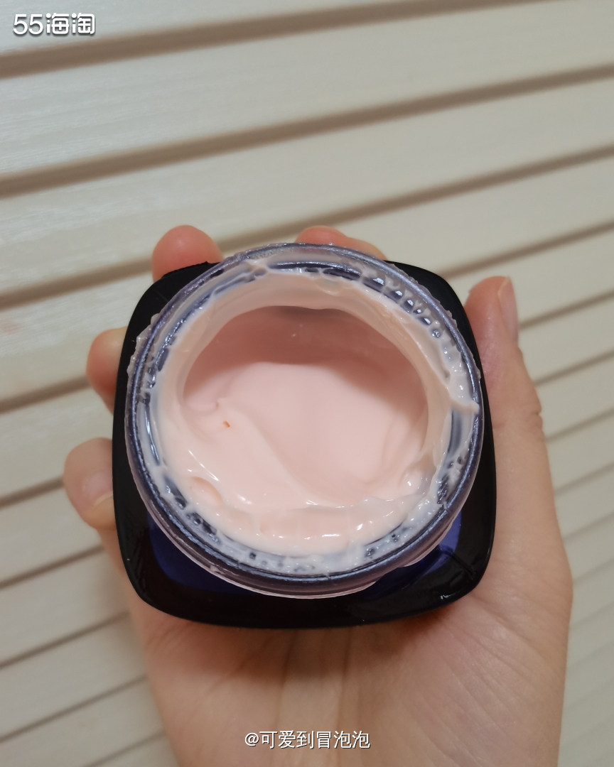 其实在此之前，我也没准备用这款面霜的，计划着过年送亲戚，但是