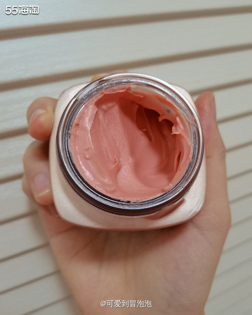 其实在此之前，我也没准备用这款面霜的，计划着过年送亲戚，但是