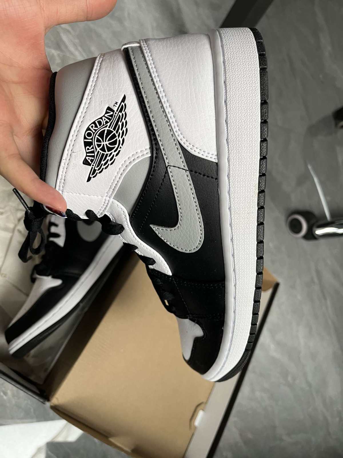 海淘剁手了Nike一双经典的影子黑白灰高帮篮球鞋，尺码是42