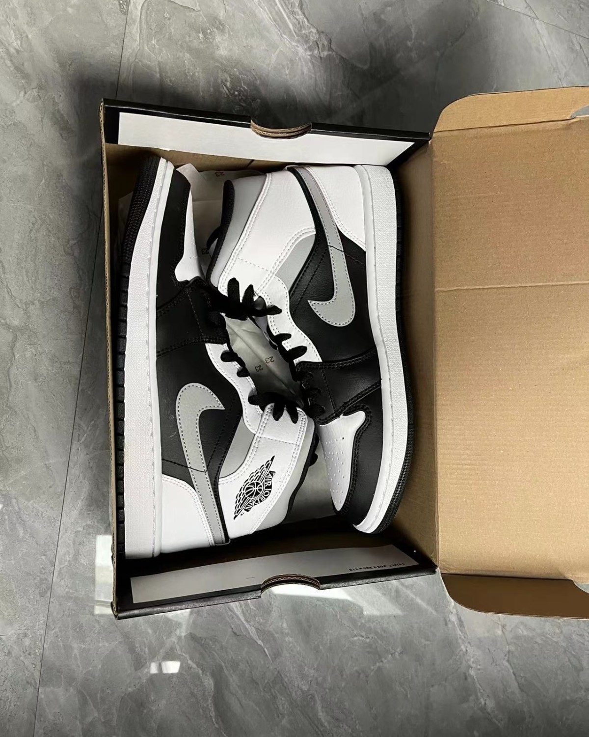 海淘剁手了Nike一双经典的影子黑白灰高帮篮球鞋，尺码是42