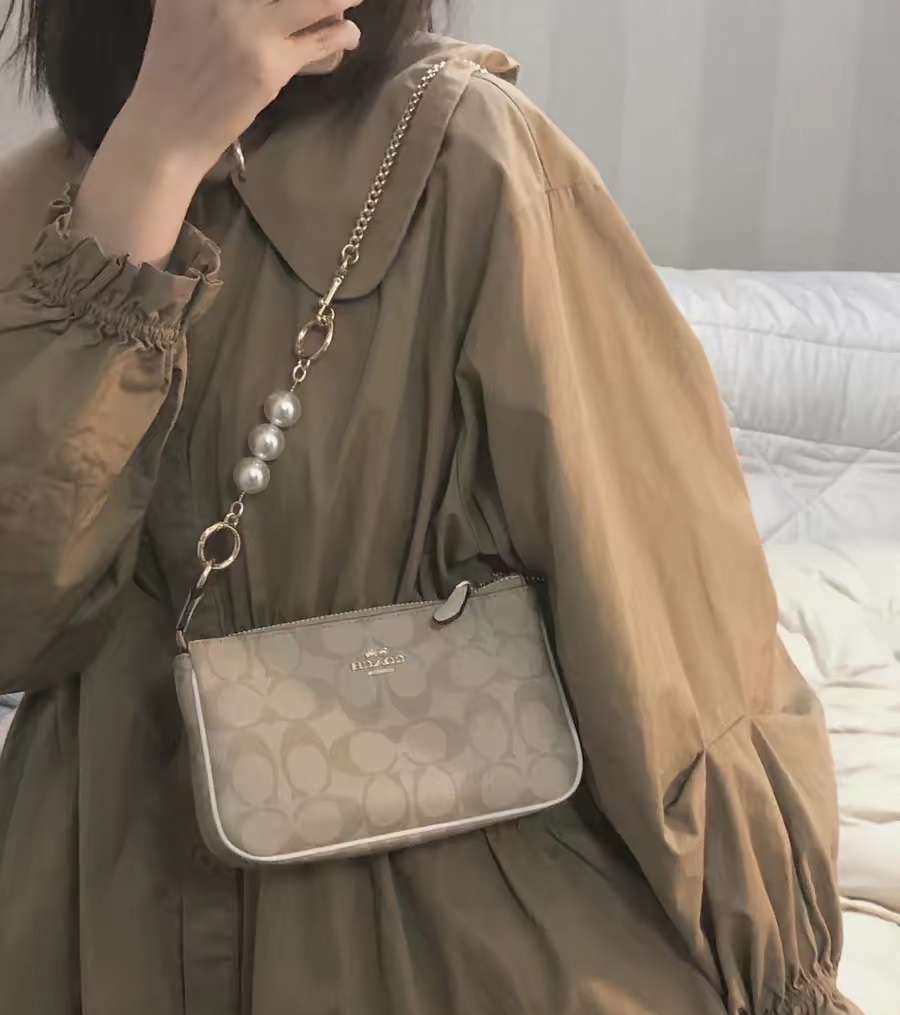 🔥蔻驰奥莱黑五活动值得买的一个款，断货了好像  ✅：下单网