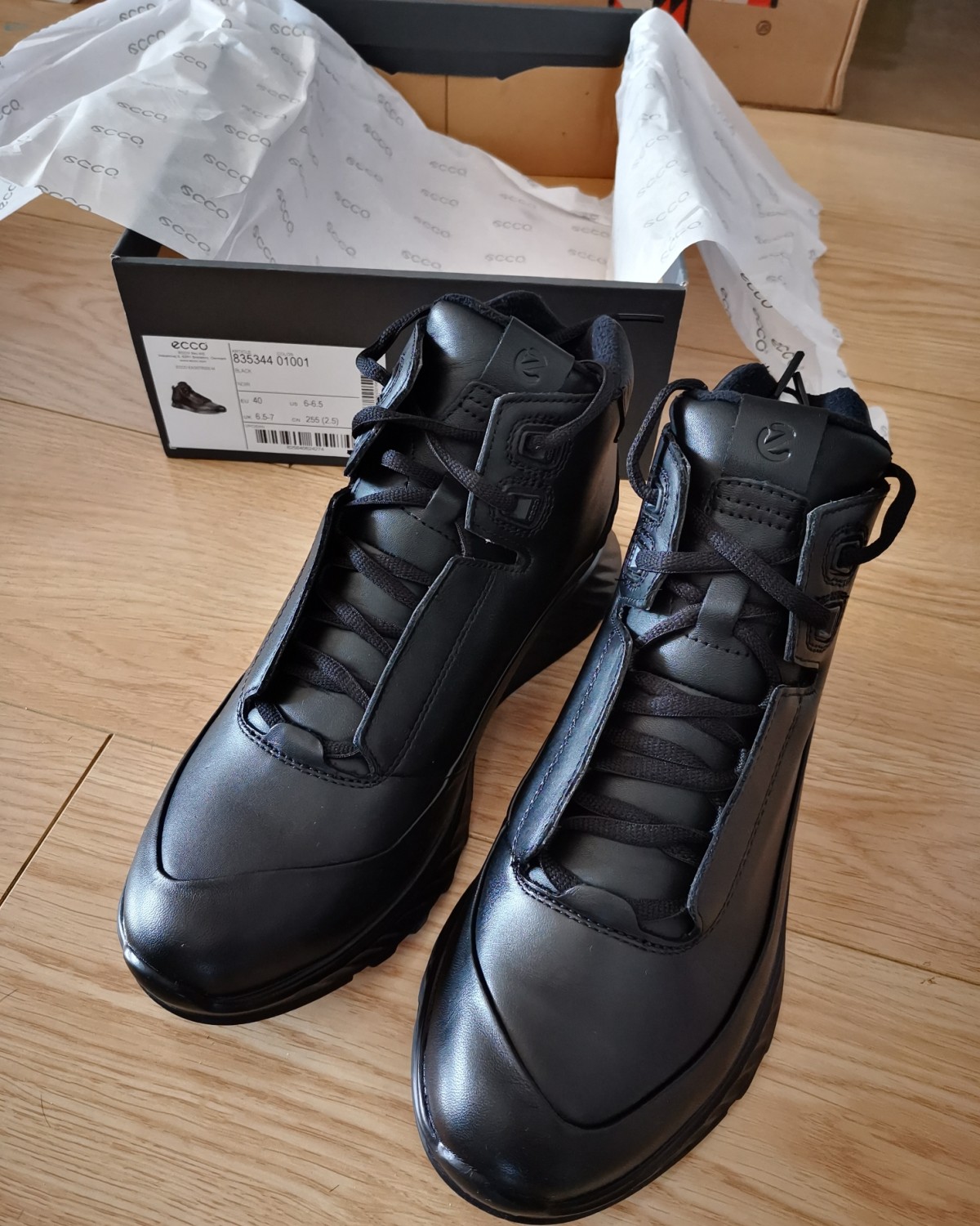 购买理由： 去年崴脚后对鞋的要求有所增加，对比各牌子，还是觉