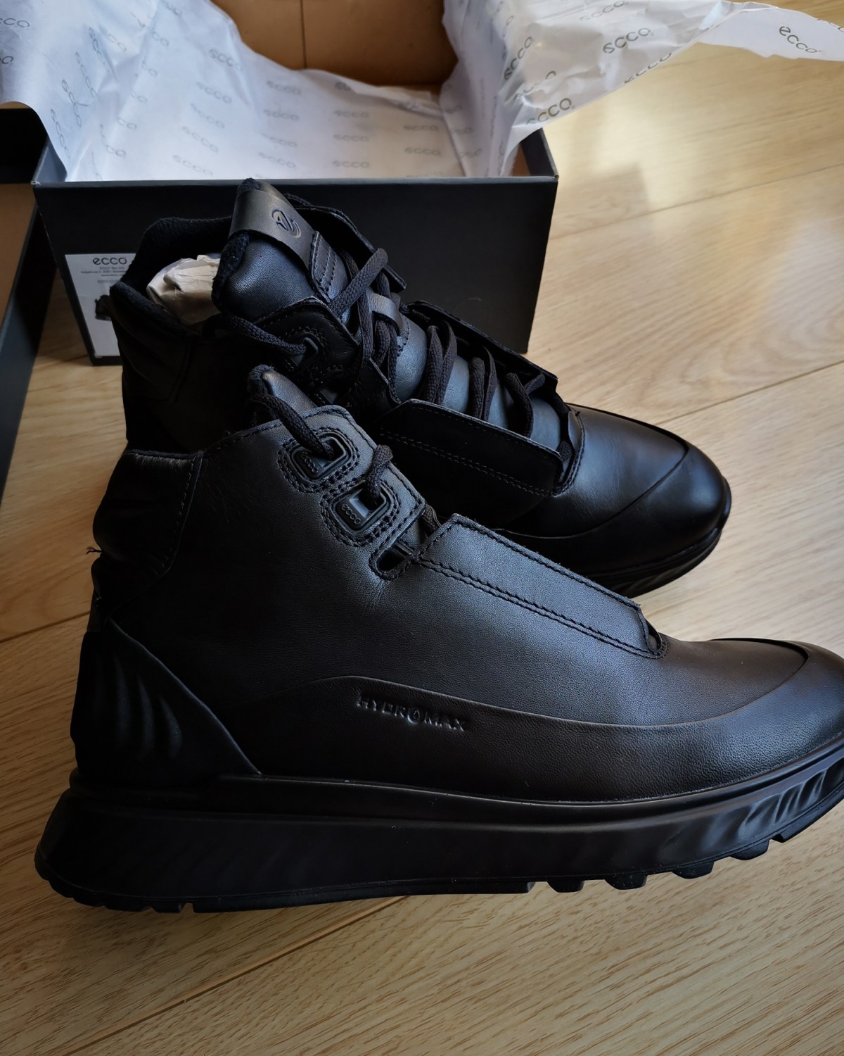 购买理由： 去年崴脚后对鞋的要求有所增加，对比各牌子，还是觉