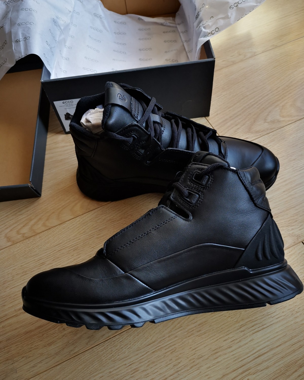 购买理由： 去年崴脚后对鞋的要求有所增加，对比各牌子，还是觉