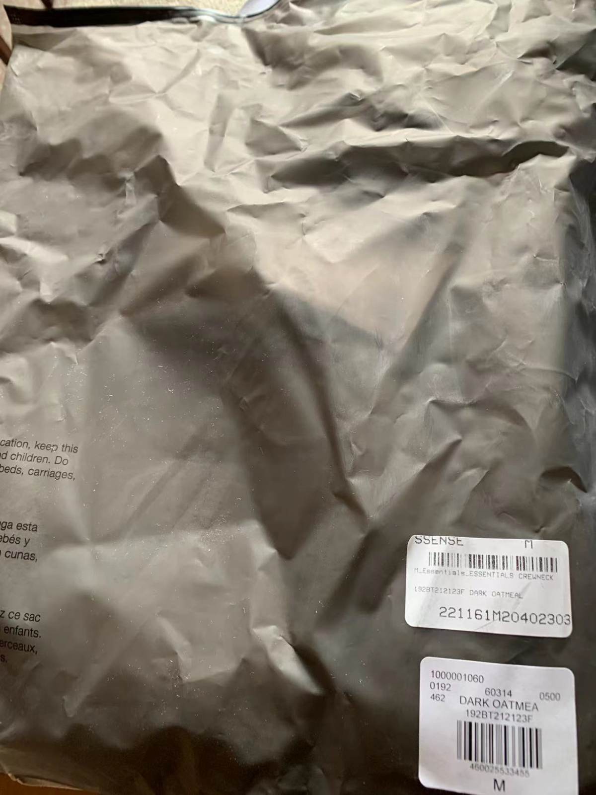 对这件卫衣种草的时候正值降温时节，我觉得我这个小身板分分钟都