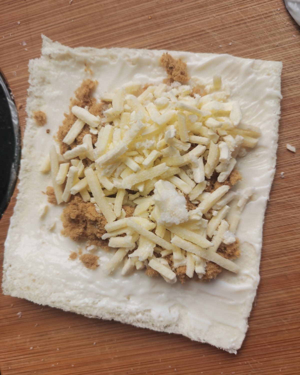 ✅今天心血来潮想给小朋友弄肉松芝士吐司卷吃，之前都是用空气炸