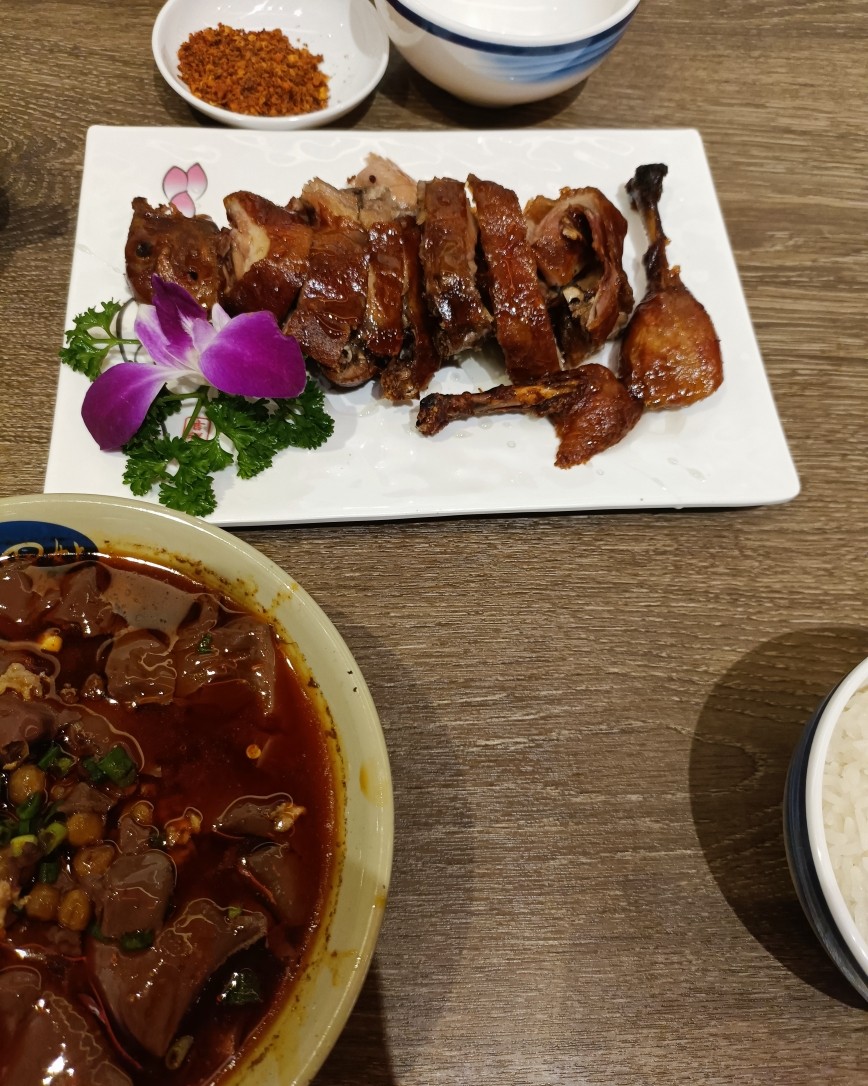 最近快搬家了，于是我跟我老公中午去附近的商场吃饭，我是直接抖