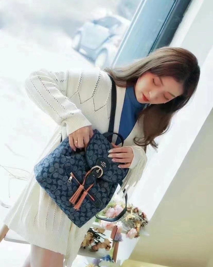 折扣预定💰1450，绝版补货 Coach香布蕾双肩包包包抽