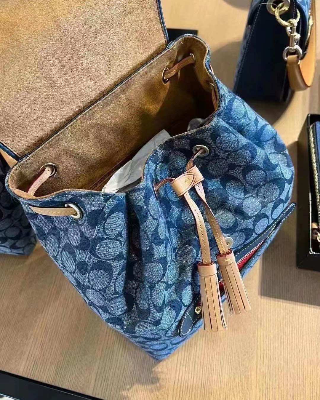 折扣预定💰1450，绝版补货 Coach香布蕾双肩包包包抽