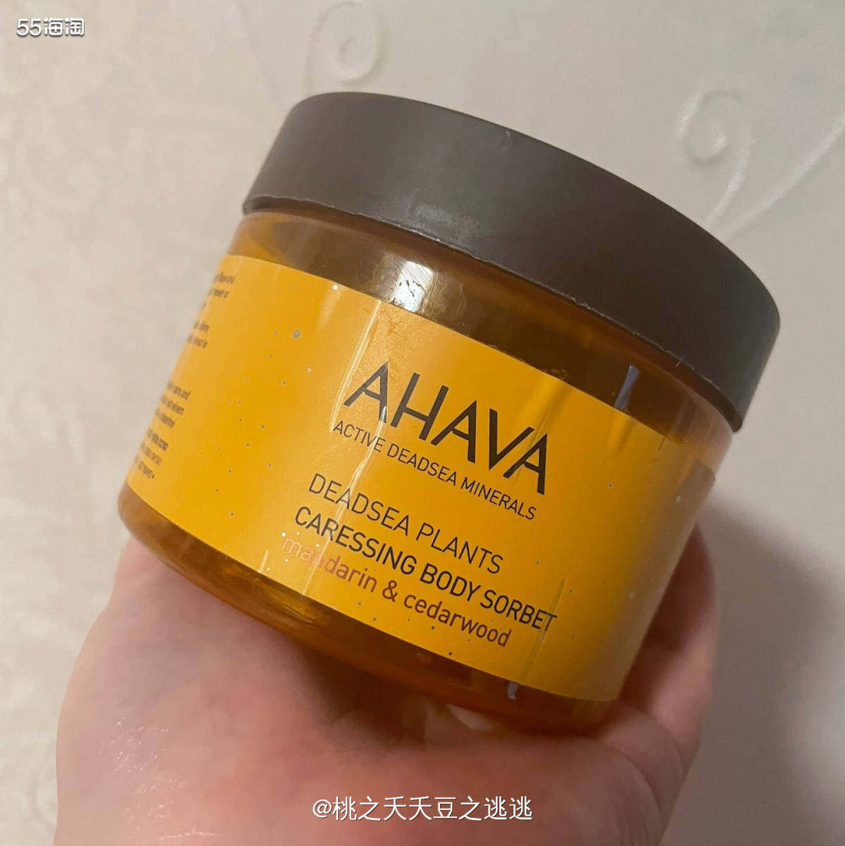 🍊又是一款柑橘味的身体乳，不过这款身体乳还有雪松的味道，我
