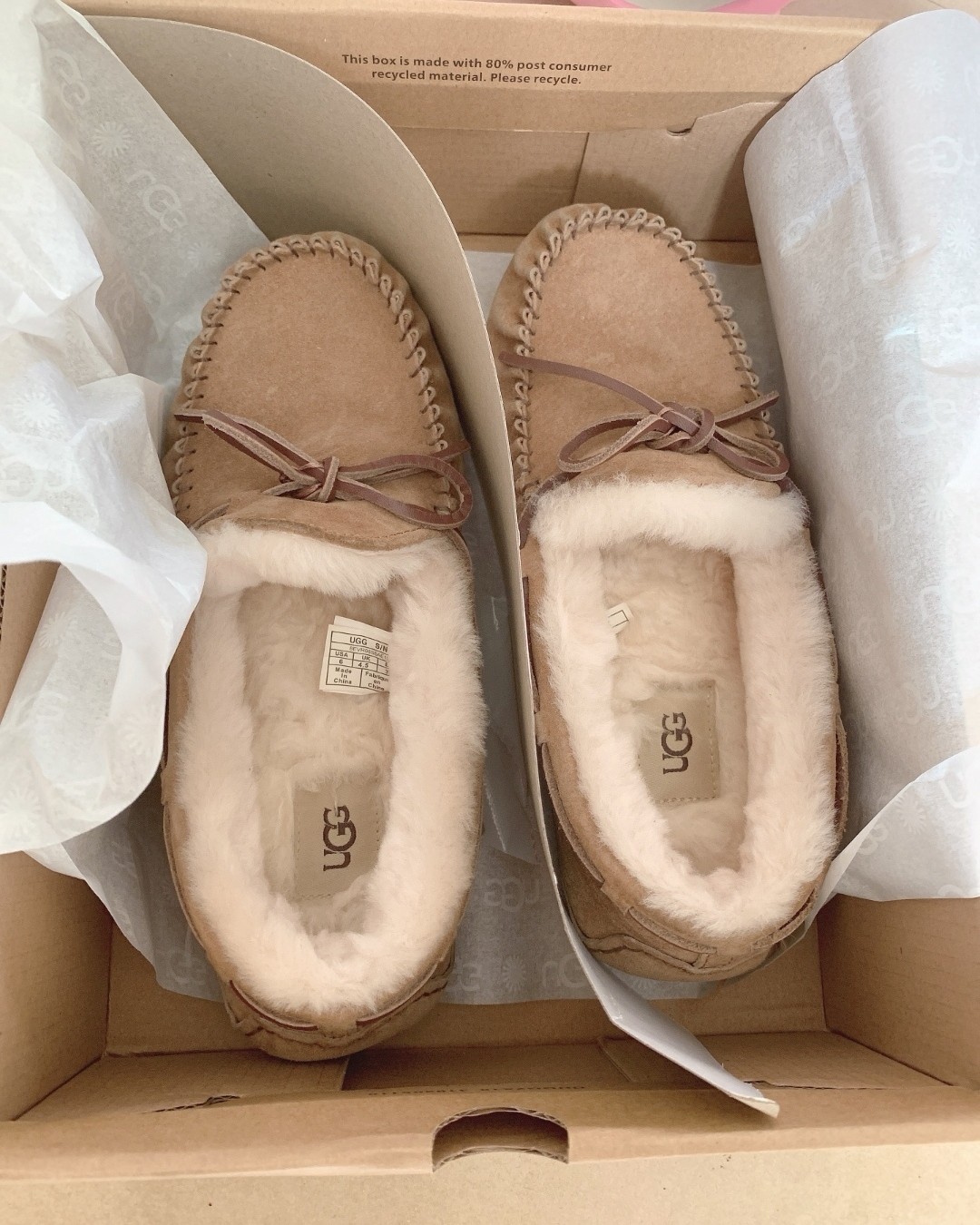 今天收到的是一双UGG经典款加绒豆豆鞋，卡其色，冬天好搭衣服