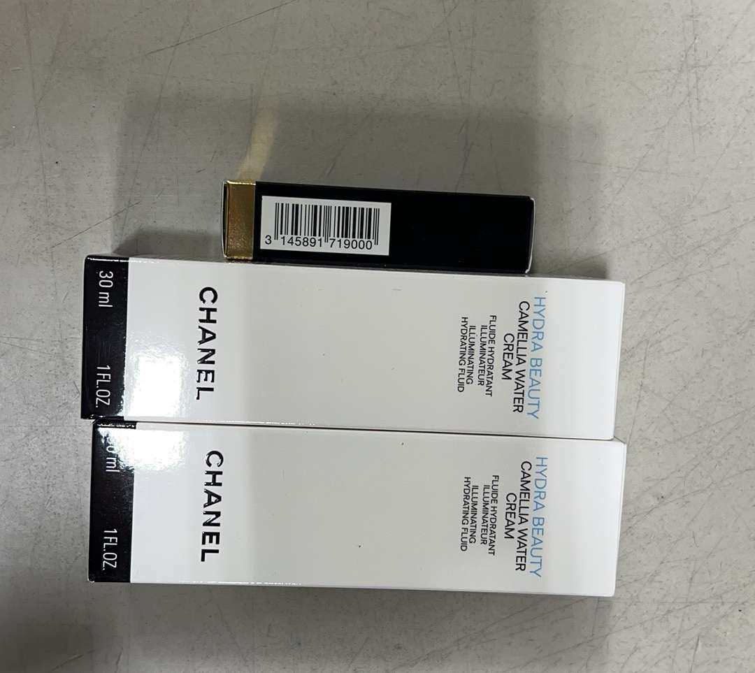 第一次买Chanel这款山茶花乳液，被闺蜜安利的，据说保湿，